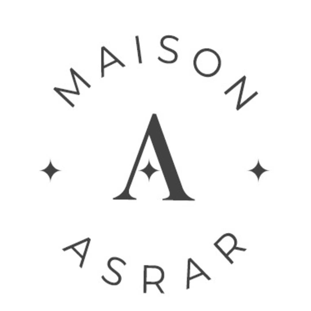 Botella elegante de perfume Maison Asrar con diseño moderno y aroma dulcemente amaderado
