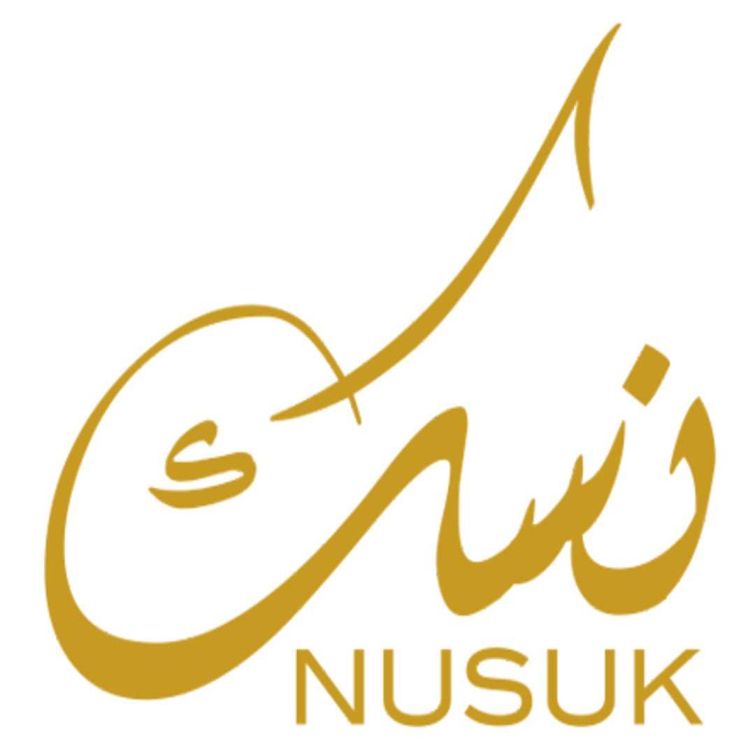 Frascos de perfumes de perfumería árabe tradicional Nusuk con oud, ámbar y especias.
