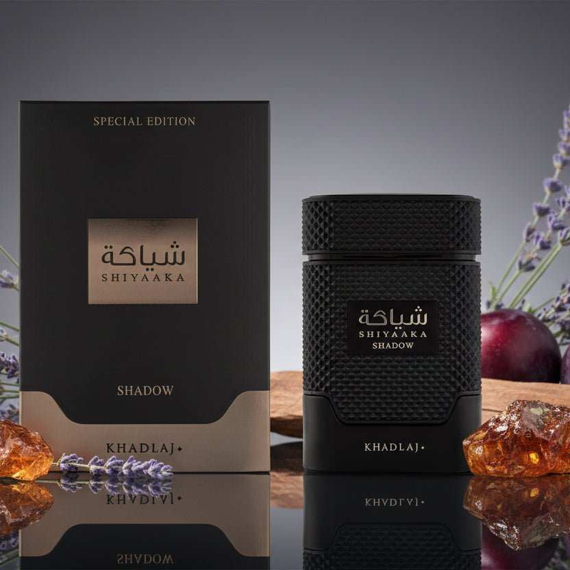 Botella negra y dorada de Shiyaaka Shadow Khadlaj, perfume oriental especiado para hombre.